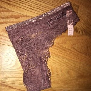 *NWT* Victoria’s Secret Lace Thong (M)